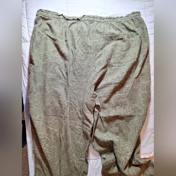 Maurices 2x Wide leg pants green/floral - Picture 4 of 6